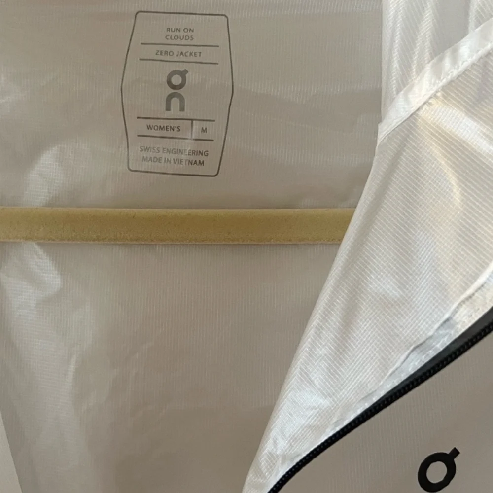 On Running Zero Jacket - windproof water resistant running/hiking jacket Small - Picture 6 of 10